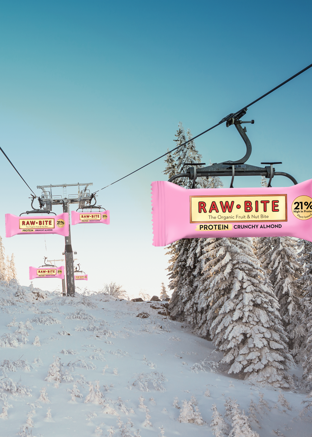 RAWBITE Protein Crunchy Almond som en skidlift