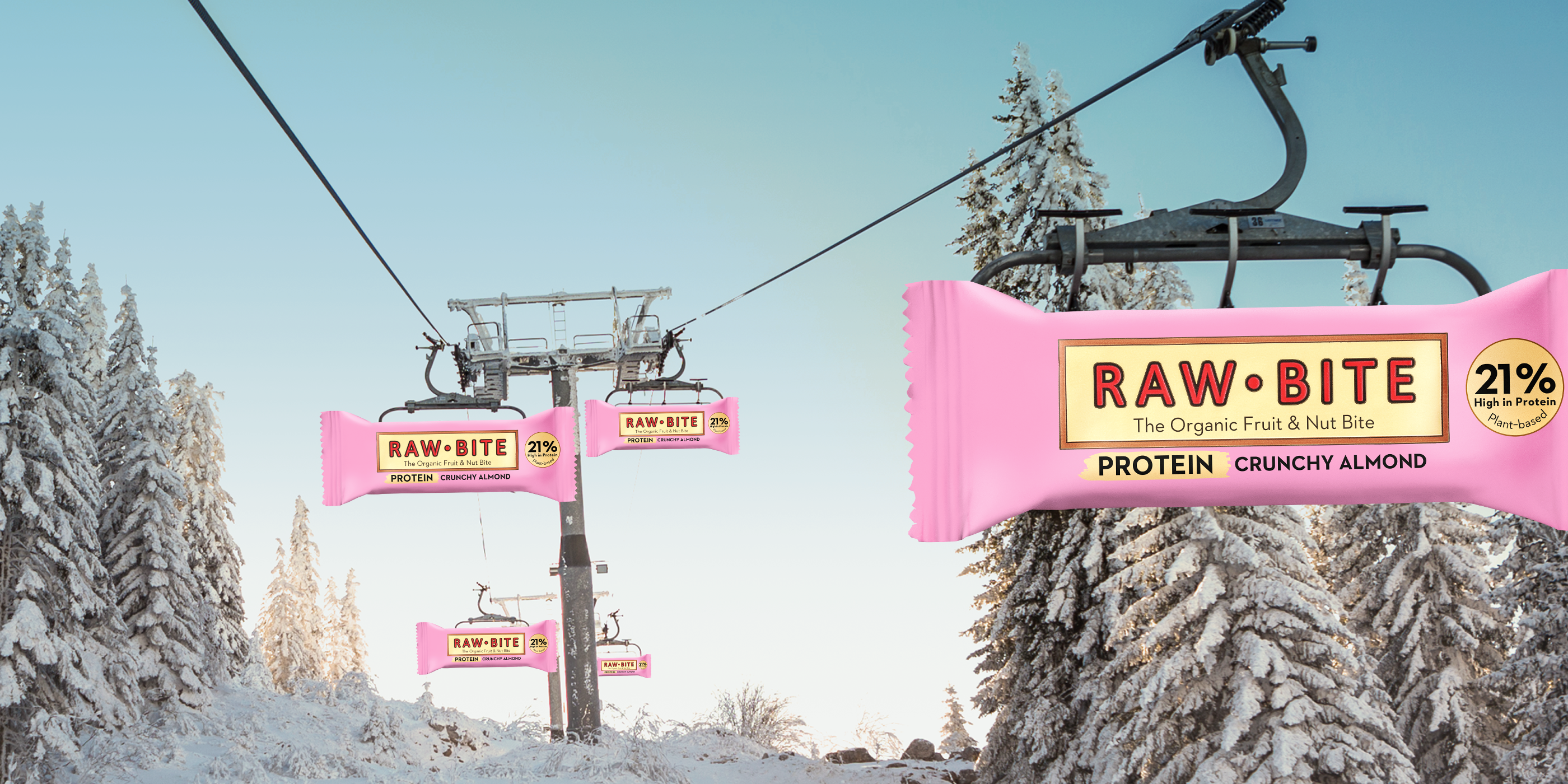 RAWBITE Protein Crunchy Almond som en skidlift