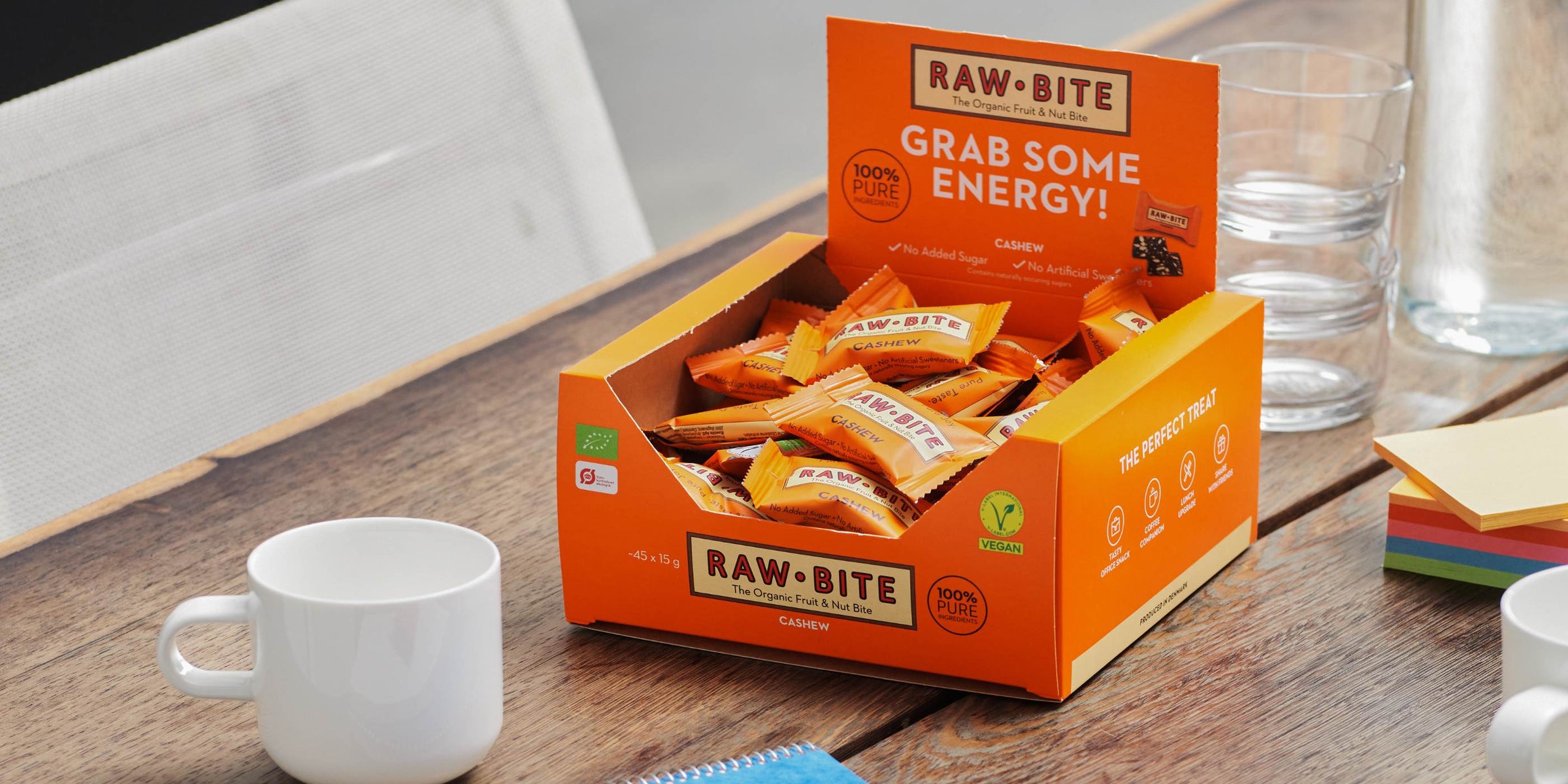 RAWBITE Cashew Office Box på bordet